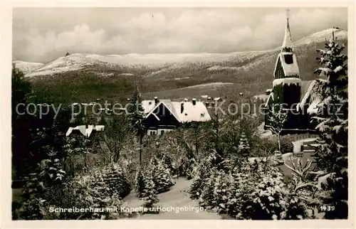 AK / Ansichtskarte 73809016 Schreiberhau_Szklarska_Poreba_Riesengebirge_PL Ortsansicht mit Kapelle und Hochgebirge im Winter 
