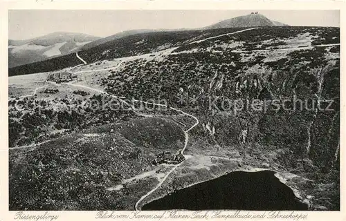 AK / Ansichtskarte 73809046 Krummhuebel_Karpacz_Riesengebirge_PL Panorama Blick vom Kamm auf Kleinen Teich Hampelbaude und Schneekoppe Kupfertiefdruck 
