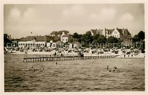 AK / Ansichtskarte  Kellenhusen_Ostseebad Strand mit Seebruecke Kellenhusen_Ostseebad