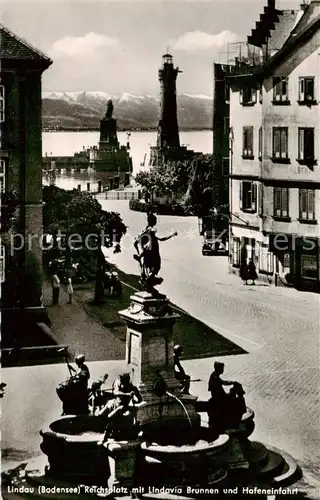 AK / Ansichtskarte 73810934 Lindau_Bodensee Reichsplatz mit Lindaviabrunnen und Hafeneinfahrt Lindau Bodensee