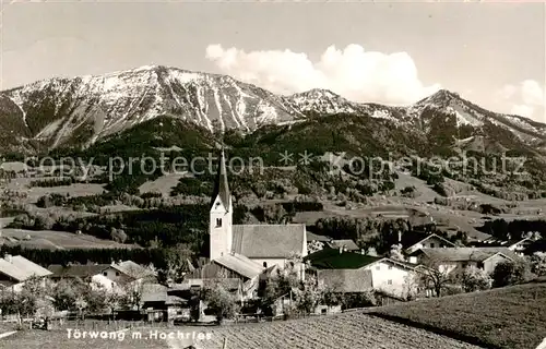 AK / Ansichtskarte 73810953 Toerwang Ortsansicht mit Kirche Blick gegen Hochries Chiemgauer Alpen Toerwang