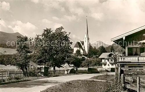 AK / Ansichtskarte 73810989 Bad_Wiessee Katholische Kirche mit Hirschberg und Kampen Tegernseer Berge Bad_Wiessee