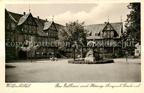 AK / Ansichtskarte  Wolfenbuettel Rathaus und Herzog August Denkmal Wolfenbuettel