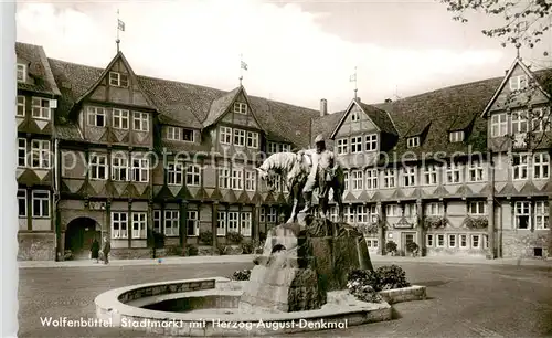 AK / Ansichtskarte  Wolfenbuettel Stadtmerkt mit Herzog August Denkmal Wolfenbuettel