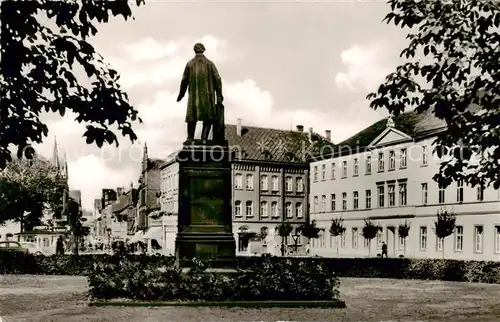 AK / Ansichtskarte  Holzminden_Weser Haarmann Denkmal mit Blick in die Obere Strasse Holzminden Weser