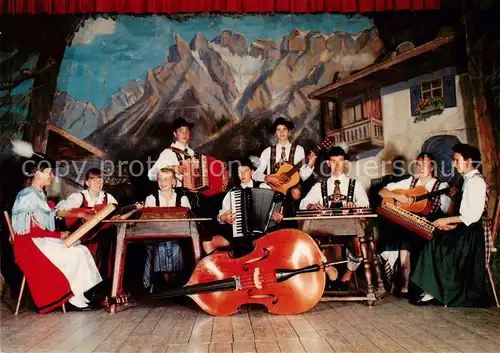 AK / Ansichtskarte 73813323 Mittenwald_Bayern Gebirgstrachtenverein Jugendmusikgruppe Mittenwald Bayern