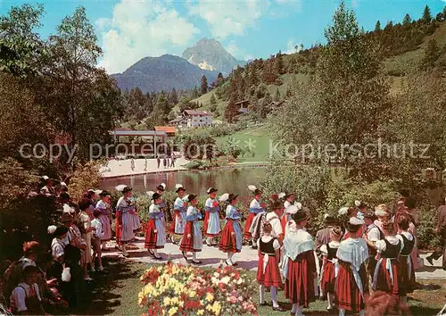 AK / Ansichtskarte  Mittenwald_Bayern Kurpark mit Wetterstein und Trachtengruppe Mittenwald Bayern