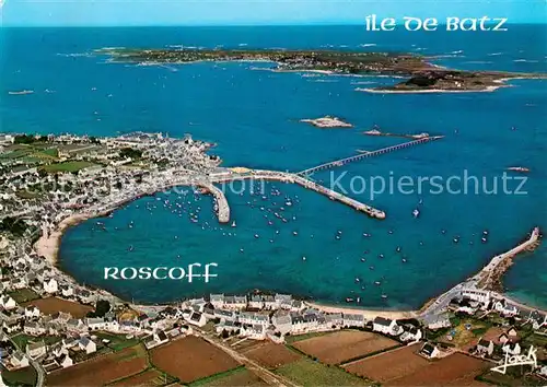 AK / Ansichtskarte Roscoff Vue generale aerienne du port et lIle de Batz Roscoff