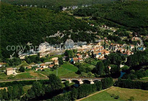 AK / Ansichtskarte Les_Eyzies de Tayac Sireuil_24_Dordogne Au confluent de la Vezere et de la Beune le bourg des Eyzies occupe un site agreable dans un cadre grandiose de falaises abruptes 