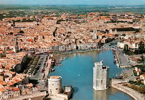 AK / Ansichtskarte La_Rochelle_17 Le Vieux Port Tours Saint Nicolas et de la Chaine Vue aerienne 