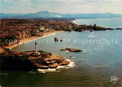 AK / Ansichtskarte Biarritz_Pyrenees_Atlantiques Vue generale avec le phare la grande plage le Rocher de la Vierge au fond les Monts Espagnols Biarritz_Pyrenees