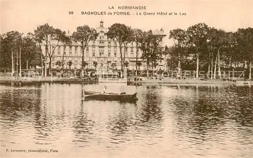 AK / Ansichtskarte  Bagnoles-de-l_Orne Le Grand Hotel et le Lac Bagnoles-de-l_Orne