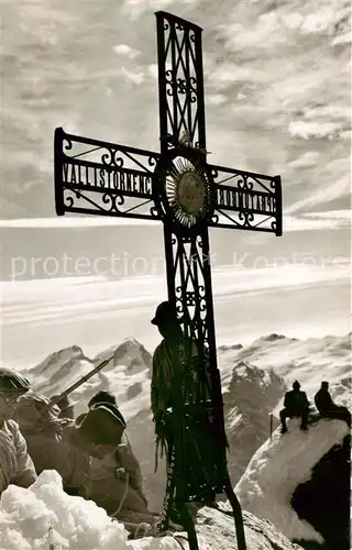 AK / Ansichtskarte Zermatt_VS Gipfelkreuz auf dem Matterhorn mit Rimpflischhorn und Strahlhorn Zermatt_VS