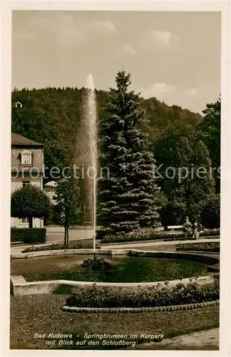 AK / Ansichtskarte 73817991 Bad_Kudowa_Kudowa-Zdroj_Niederschlesien_PL Springbrunnen im Kurpark mit Blick auf den Schlossberg 