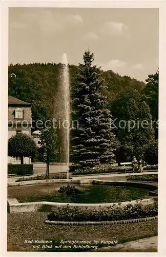 AK / Ansichtskarte  Bad_Kudowa_Kudowa-Zdroj_Niederschlesien_PL Springbrunnen im Kurpark mit Blick auf den Schlossberg 