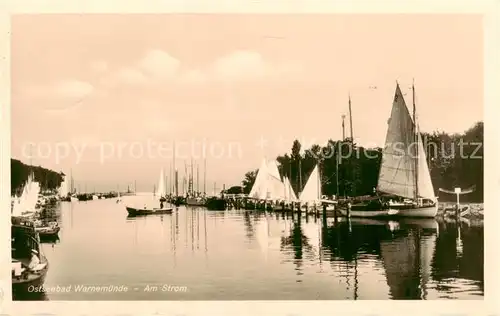 AK / Ansichtskarte  Warnemuende_Ostseebad Am Strom Fischerboote Segelboote Warnemuende_Ostseebad