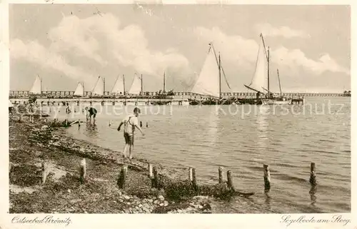 AK / Ansichtskarte 73818083 Groemitz_Ostseebad Segelboote am Steg Strand Groemitz_Ostseebad