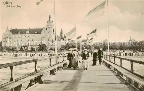 AK / Ansichtskarte 73818416 Kolberg__Ostseebad_Kolobrzeg_PL Auf dem Steg 