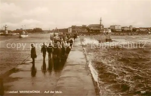 AK / Ansichtskarte 73818596 Warnemuende_Ostseebad Auf der kleinen Mole Warnemuende_Ostseebad