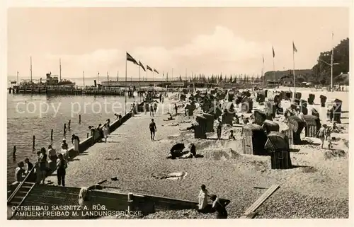 AK / Ansichtskarte 73819148 Sassnitz_Ostseebad_Ruegen Familienfreibad mit Landungsbruecke Strand Sassnitz_Ostseebad_Ruegen