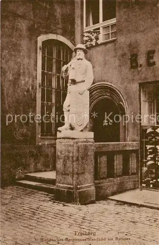 AK / Ansichtskarte 73819186 Freiberg__Sachsen Historisches Bergmanns Standbild am Rathaus 