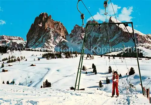 AK / Ansichtskarte 73819392 Skilift_Schlepplift_Remontees-Mecaniques Dolomiten Seiseralm gegen den Langkofel 