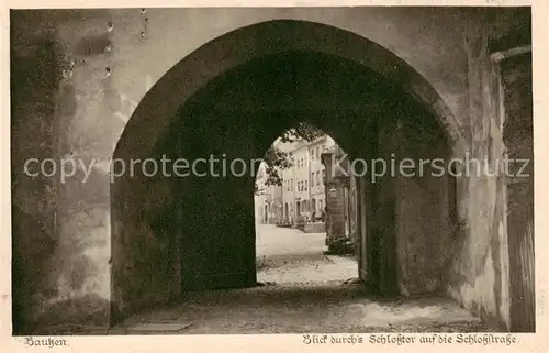 AK / Ansichtskarte  Bautzen Blick durchs Schlosstor auf die Schlossstrasse Bautzen