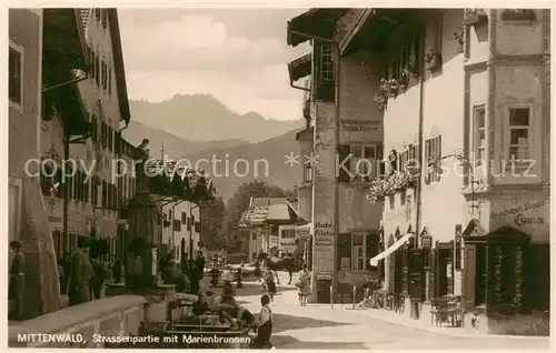 AK / Ansichtskarte 73819647 Mittenwald_Bayern Strassenpartie mit Marienbrunnen Bromsilber Mittenwald Bayern