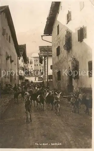 AK / Ansichtskarte Berguen_Bravuogn_GR Ziegenauftrieb durch die Dorfgasse Berguen_Bravuogn_GR