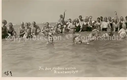 AK / Ansichtskarte 73820664 Rantum_Sylt Badespass in den Nordseewellen Rantum Sylt