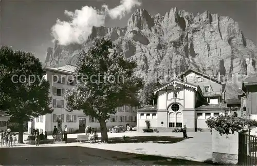 AK / Ansichtskarte Leukerbad_Loueche les Bains_VS Dorfplatz und Bains St Laurent mit Leeshoerner 