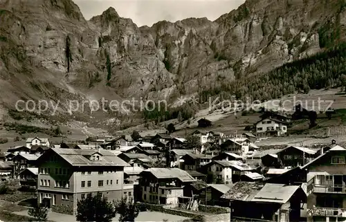 AK / Ansichtskarte Leukerbad_Loueche les Bains_VS Dorfpartie mit Schulhaus und Gemmipass 