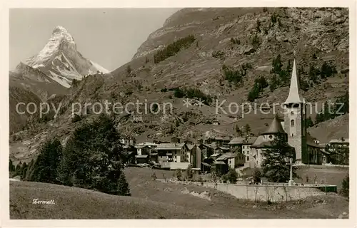 AK / Ansichtskarte Zermatt_VS Panorama mit Kirche und Matterhorn Zermatt_VS