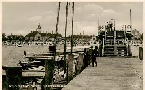 AK / Ansichtskarte  Swinemuende_Swinoujscie Auf der Seebruecke Swinemuende Swinoujscie