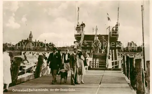 AK / Ansichtskarte  Swinemuende_Swinoujscie An der Seebruecke Swinemuende Swinoujscie