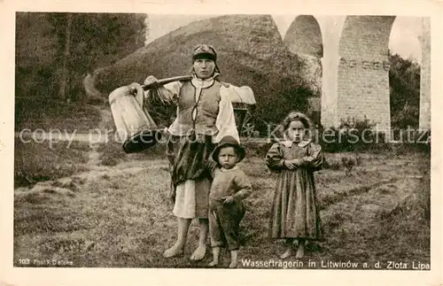 AK / Ansichtskarte  Litwinow_Zlota_PL Wassertraegerin mit Kindern 