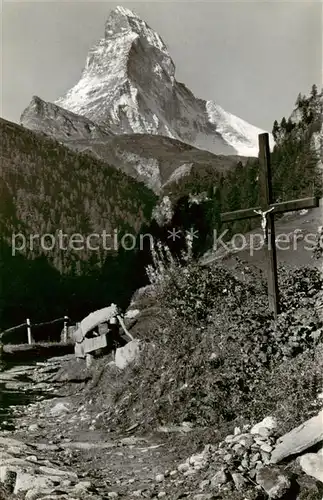AK / Ansichtskarte Zermatt_VS Wanderweg am Fusse des Matterhorns Zermatt_VS