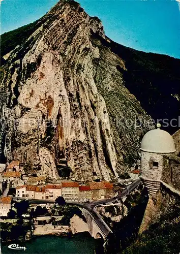 AK / Ansichtskarte Sisteron_04_Alpes de Haute Provence Le rocher de la Baume et le faubourg vus du bastion de la Durance 