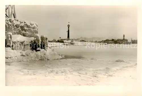 AK / Ansichtskarte  Warnemuende_Ostseebad Strand mit Leuchtturm im Winter Warnemuende_Ostseebad