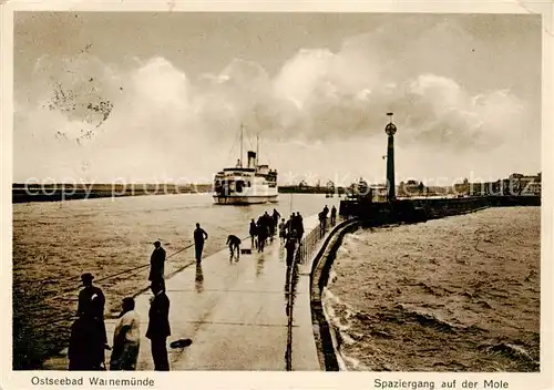 AK / Ansichtskarte  Warnemuende_Ostseebad Spaziergang auf der Mole Warnemuende_Ostseebad