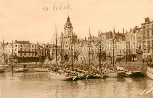 AK / Ansichtskarte La_Rochelle_17 Le Port vers la Grosse Horloge 