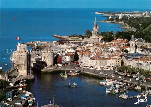 AK / Ansichtskarte La_Rochelle_17 Le vieux port garde par ses deux celebres tours la tour St Nicolas 