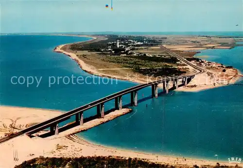 AK / Ansichtskarte Noirmoutier en l_Ile Le Pont reliant lIle au Continent Vue aerienne Noirmoutier en l_Ile