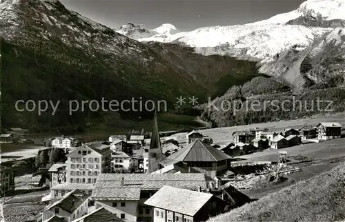 AK / Ansichtskarte Saas Fee_VS Ortsansicht mit Kirche Blick zum Allalinhorn Walliser Alpen 