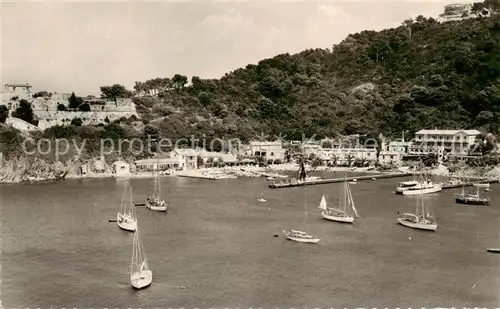 AK / Ansichtskarte Ile_de_Port Cros_83_Var Vue densemble du Vaillage et les Yachts au Mouillage 