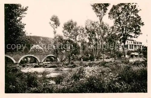 AK / Ansichtskarte Saint Leonard des Bois Le Pont Neuf et le Touring avec sa terrasse Saint Leonard des Bois