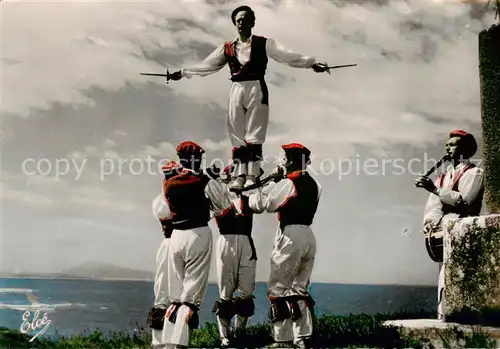 AK / Ansichtskarte Biarritz_Pyrenees_Atlantiques Ballets Basques de Biarritz Oldarra Danse de St Michel d Aretxinaga Biarritz_Pyrenees