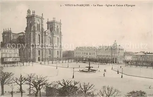 AK / Ansichtskarte  Vitry-le-Francois_51_Marne La Place Eglise et Caisse d'Epargne 