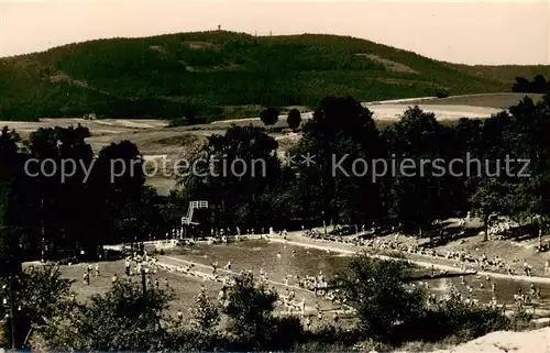 AK / Ansichtskarte 73830217 Cunewalde Volksbad mit dem Czorneboh Cunewalde