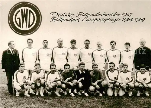 AK / Ansichtskarte 73830847 Hameln_Weser Mannschaftsfoto Deutscher Feldhandballmeister 1967 und Feldhandball Europasieger 1968 und 1969 Hameln Weser